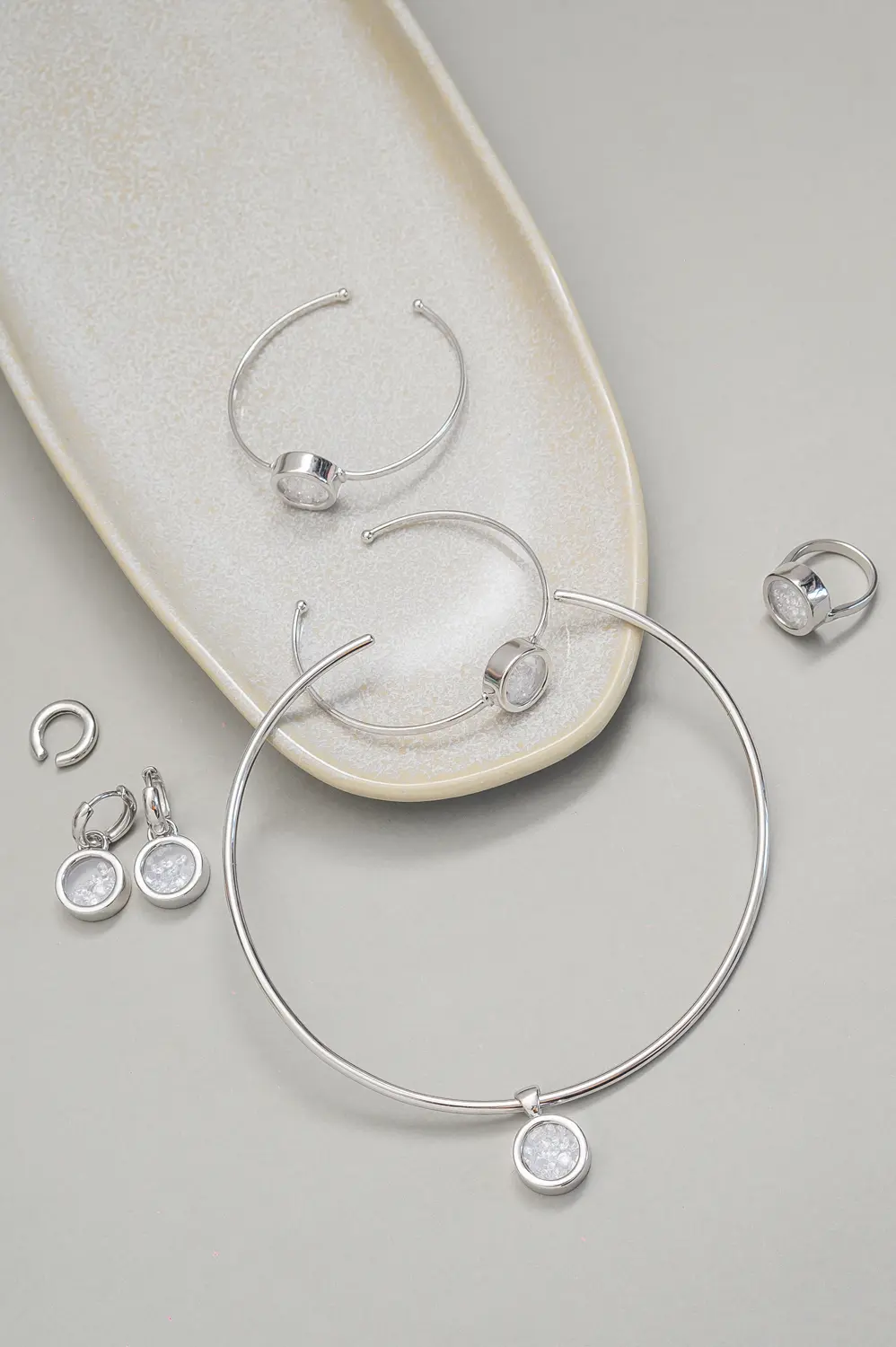 Argola com Pingente Detalhes de Zircônias com Banho em Ródio Branco
