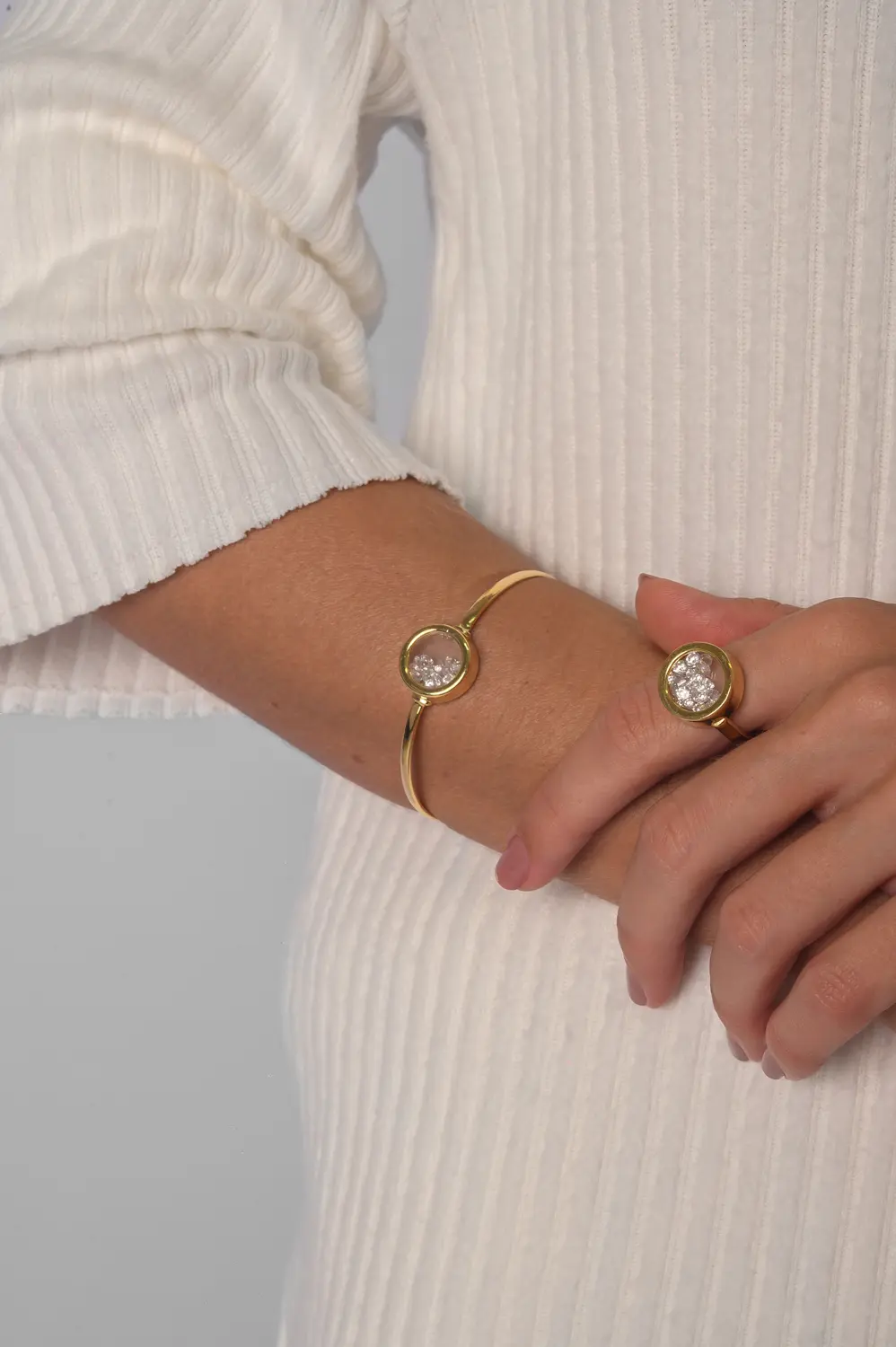 Anel Detalhes de Zircônias com Banho em Ouro 18k
