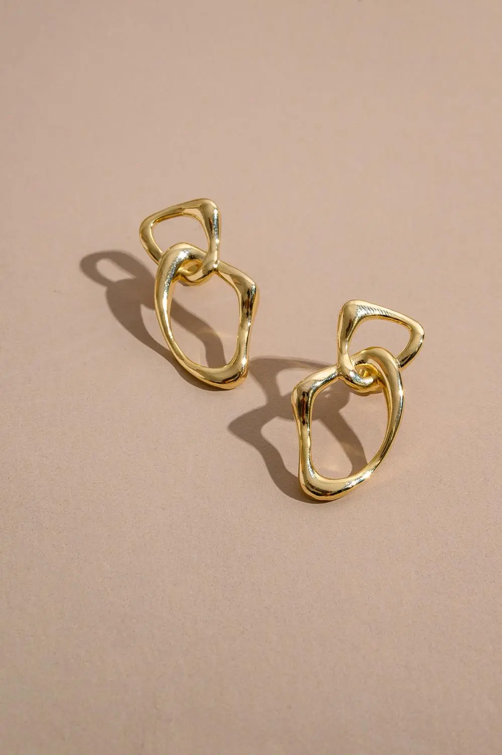 Brinco Entrelaço com Banho em Ouro 18k