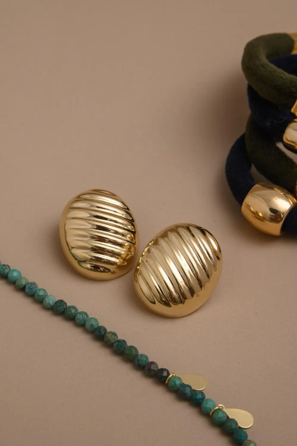 Brinco Oval Riscado com Banho em Ouro 18k
