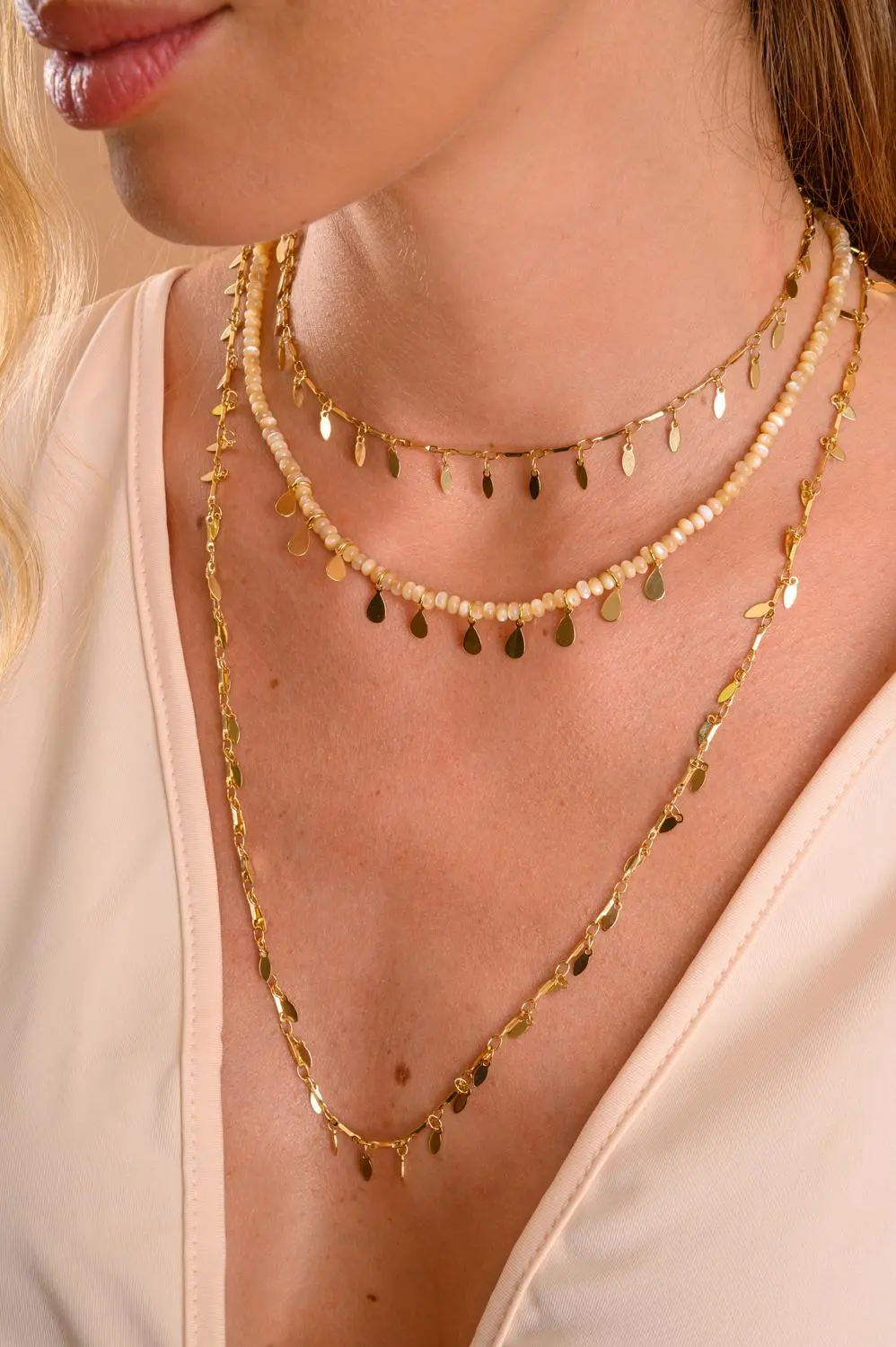 Colar Longo Medalha Oval Soltas com Banho em Ouro 18k