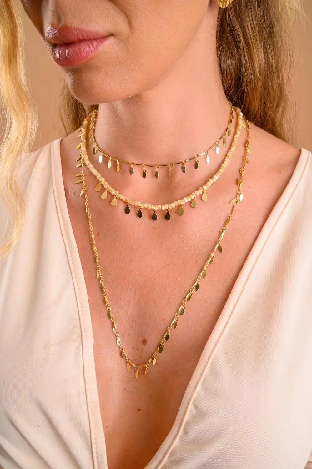 Colar Longo Medalha Oval Soltas com Banho em Ouro 18k