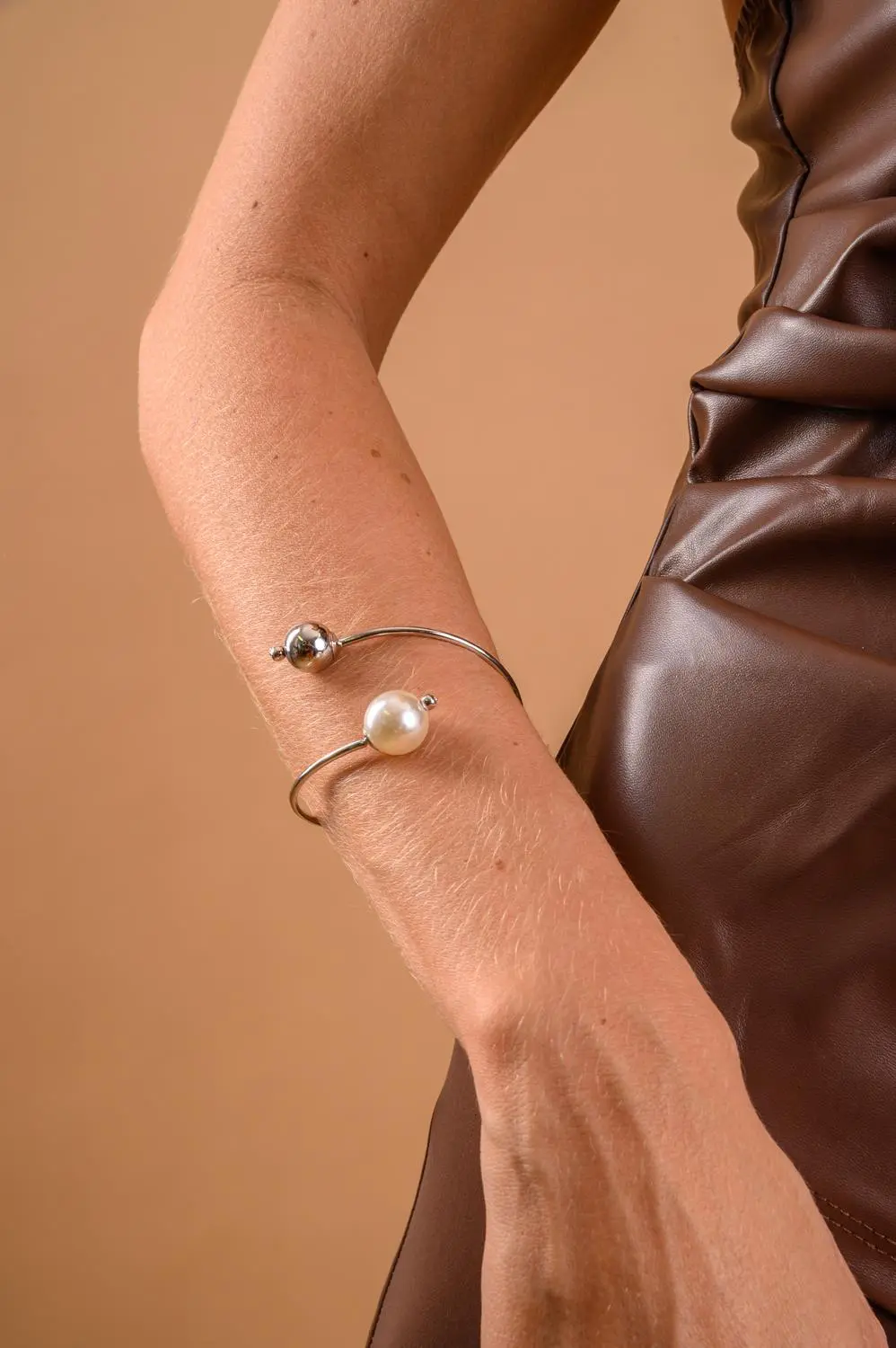 Bracelete Bola e Pérola com Banho em Ródio Branco