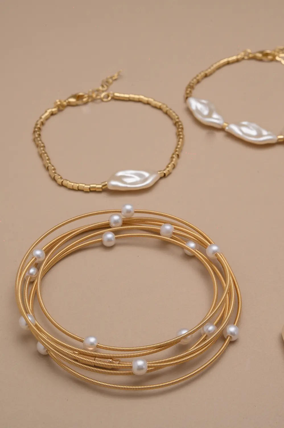 Pulseira Corda de Violão de Pérola com Banho em Ouro 18k