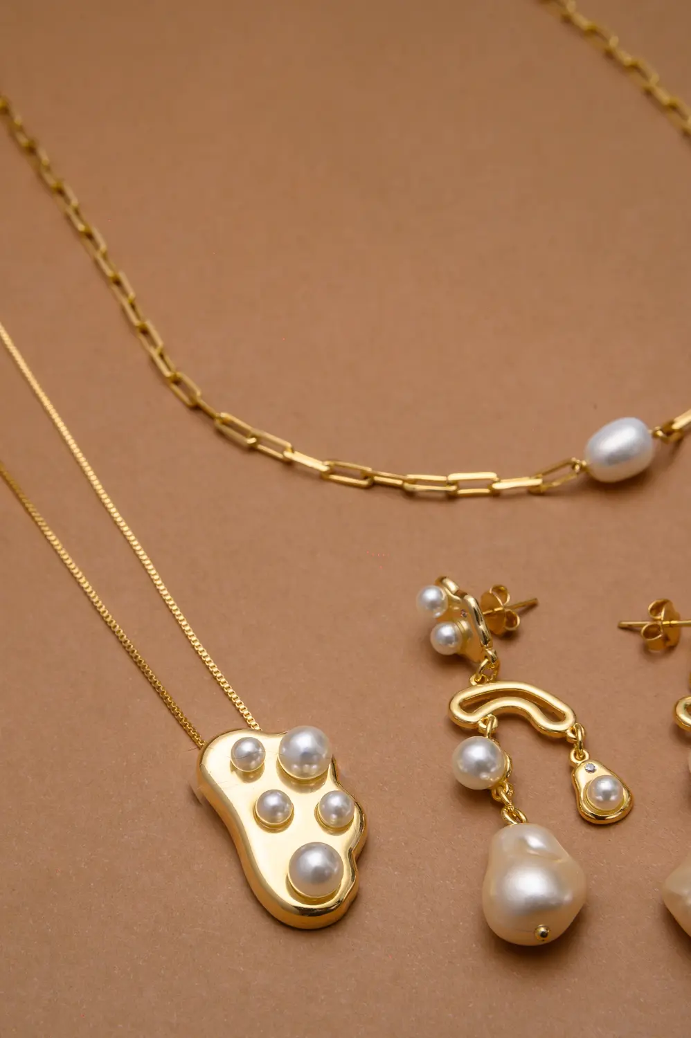 Colar Orgânico de Pérola com Banho em Ouro 18k