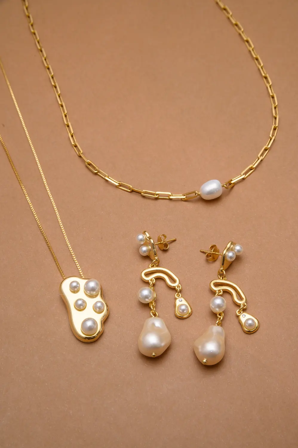 Colar Elos com Uma Pérola com Banho em Ouro 18k