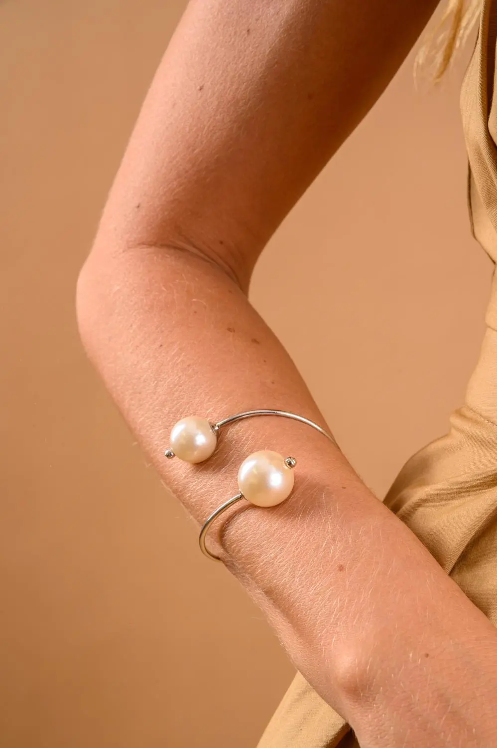 Bracelete Duas Pérolas com Banho em Ródio Branco