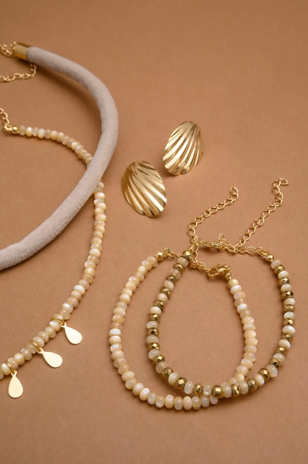 Pulseira Cristais Bege com Banho em Ouro 18k