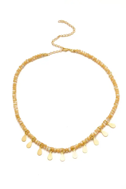 Colar Cristais Bege com Medalhinhas com Banho em Ouro 18k
