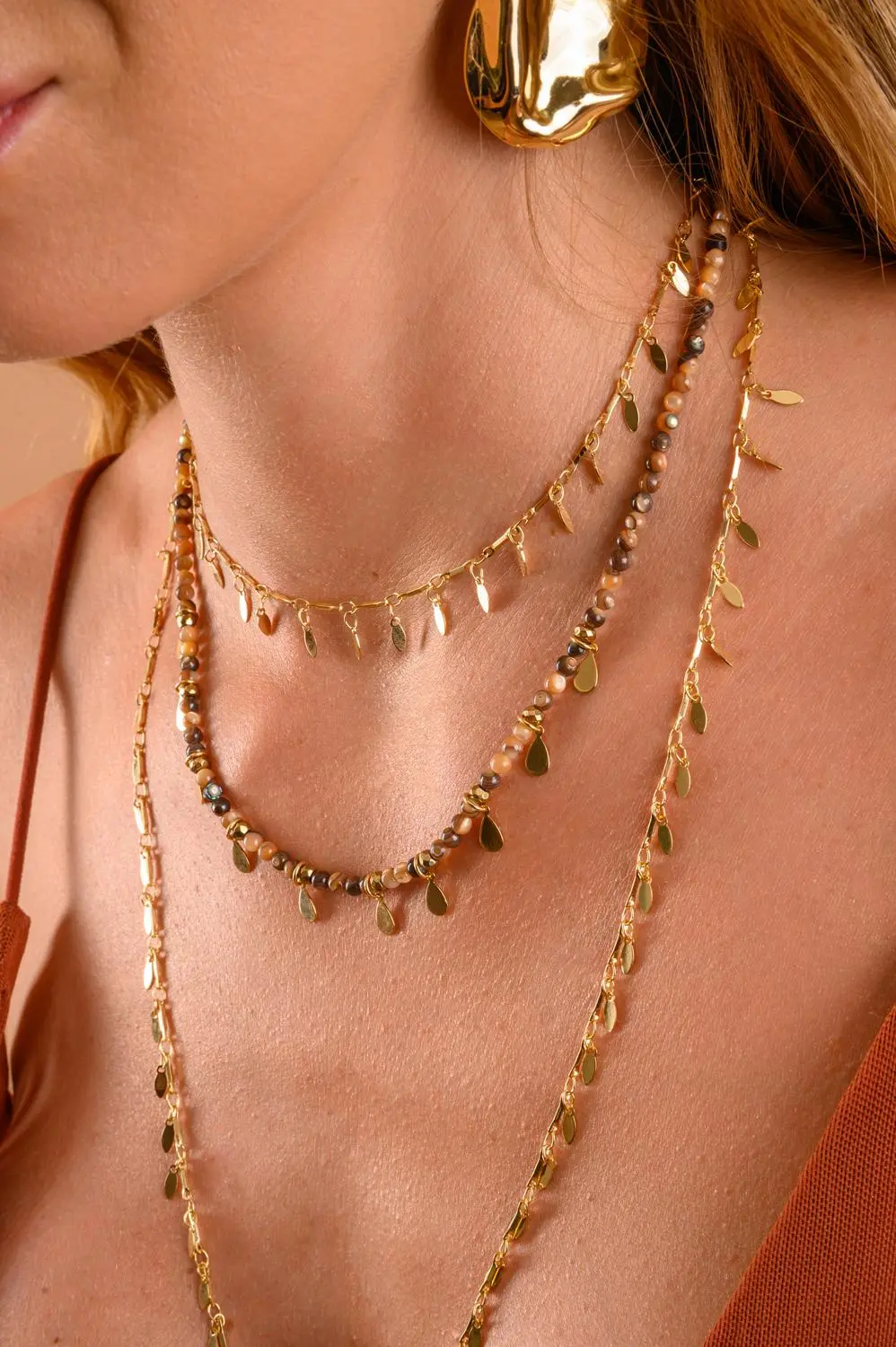 Colar Cristais Terrosos com Medalhinhas e Hematitas com Banho em Ouro 18k