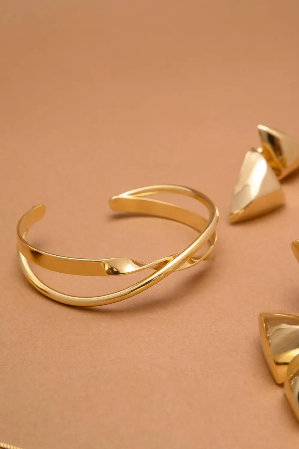 Bracelete Liso e Torcido com Banho em Ouro 18k