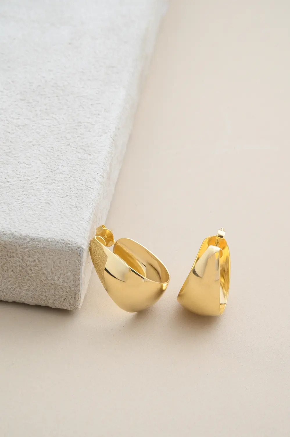 Argola Meia Volta Lisa com Banho em Ouro 18k