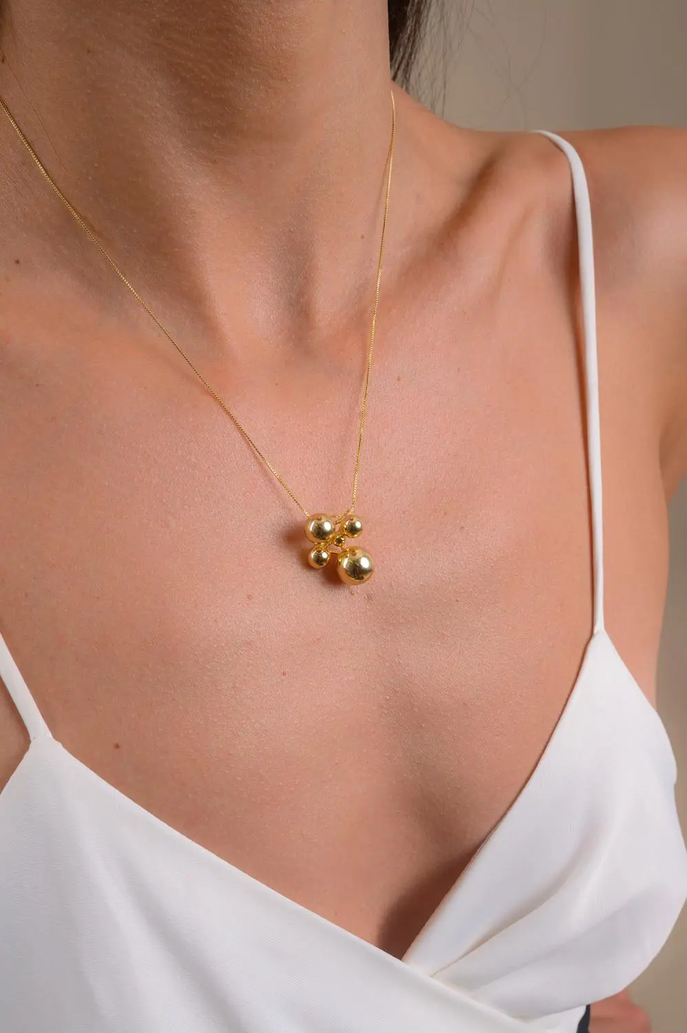 Colar Cinco Esferas com Banho em Ouro 18k
