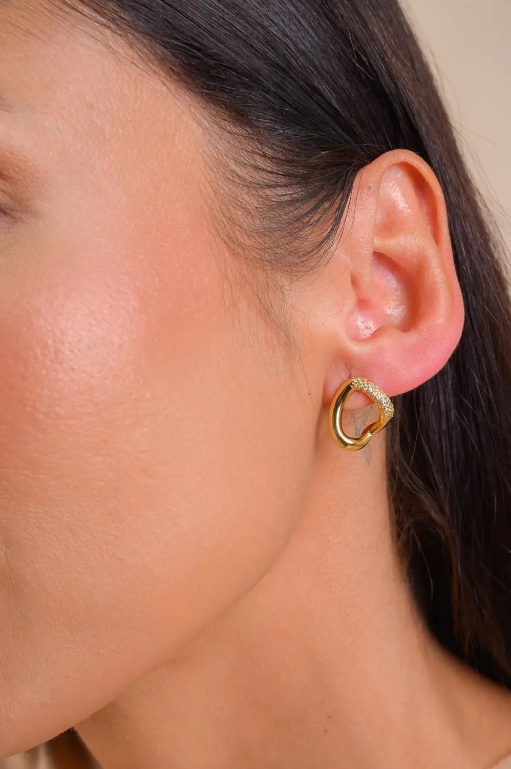 Brinco Delicado Zircônias com Banho em Ouro 18k