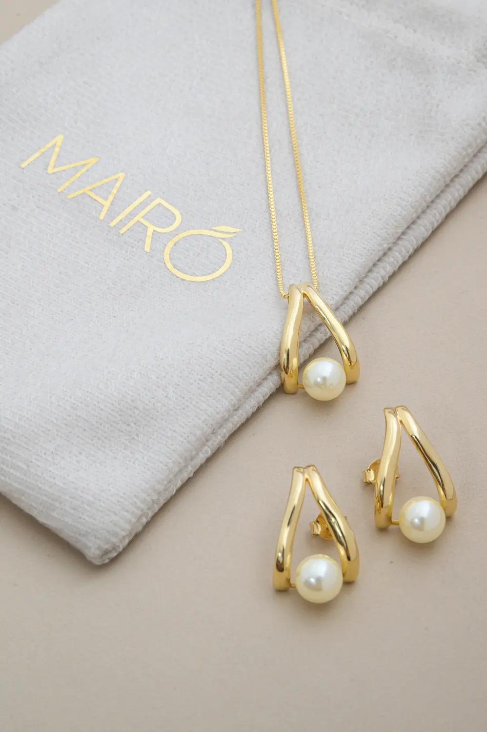 Colar Triângulo de Pérola com Banho em Ouro 18k