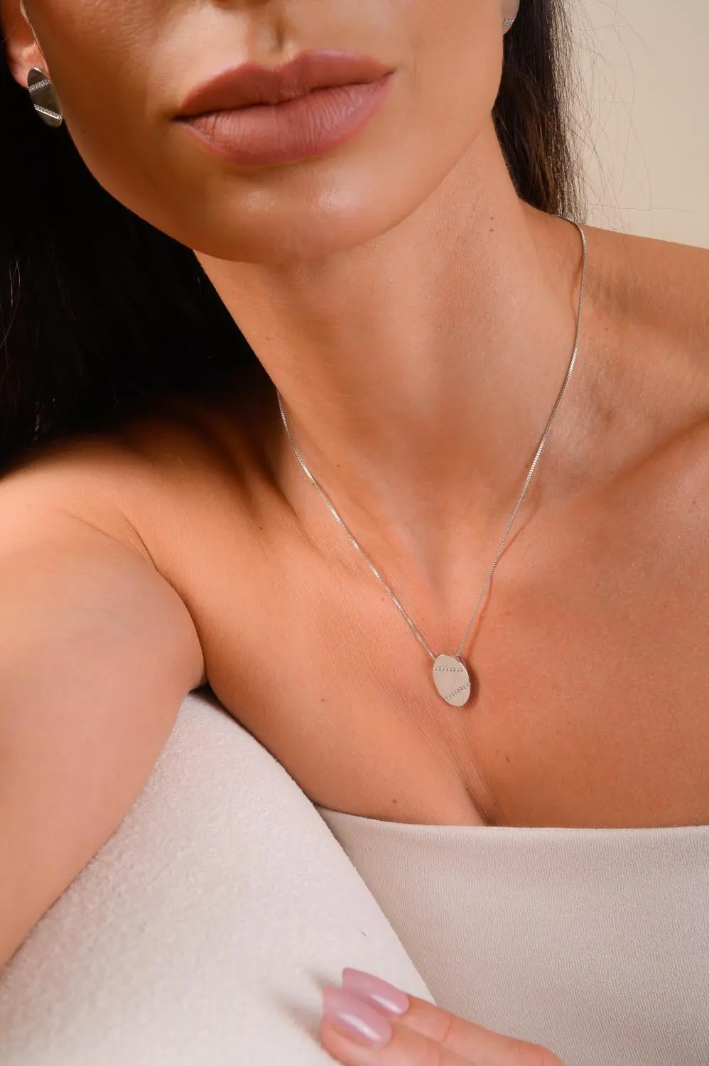 Colar Oval de Zircônias com Banho em Ródio Branco