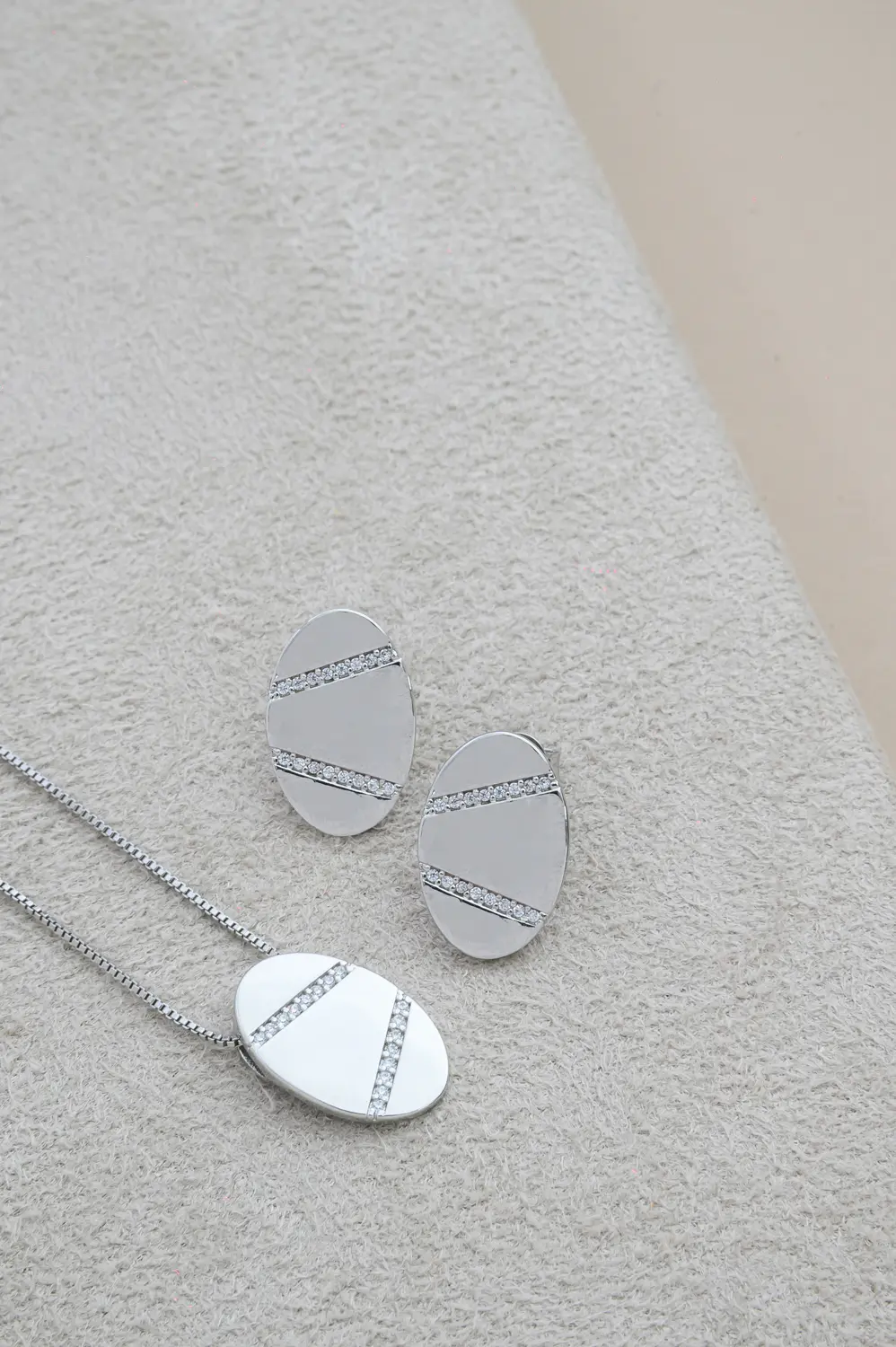 Colar Oval de Zircônias com Banho em Ródio Branco