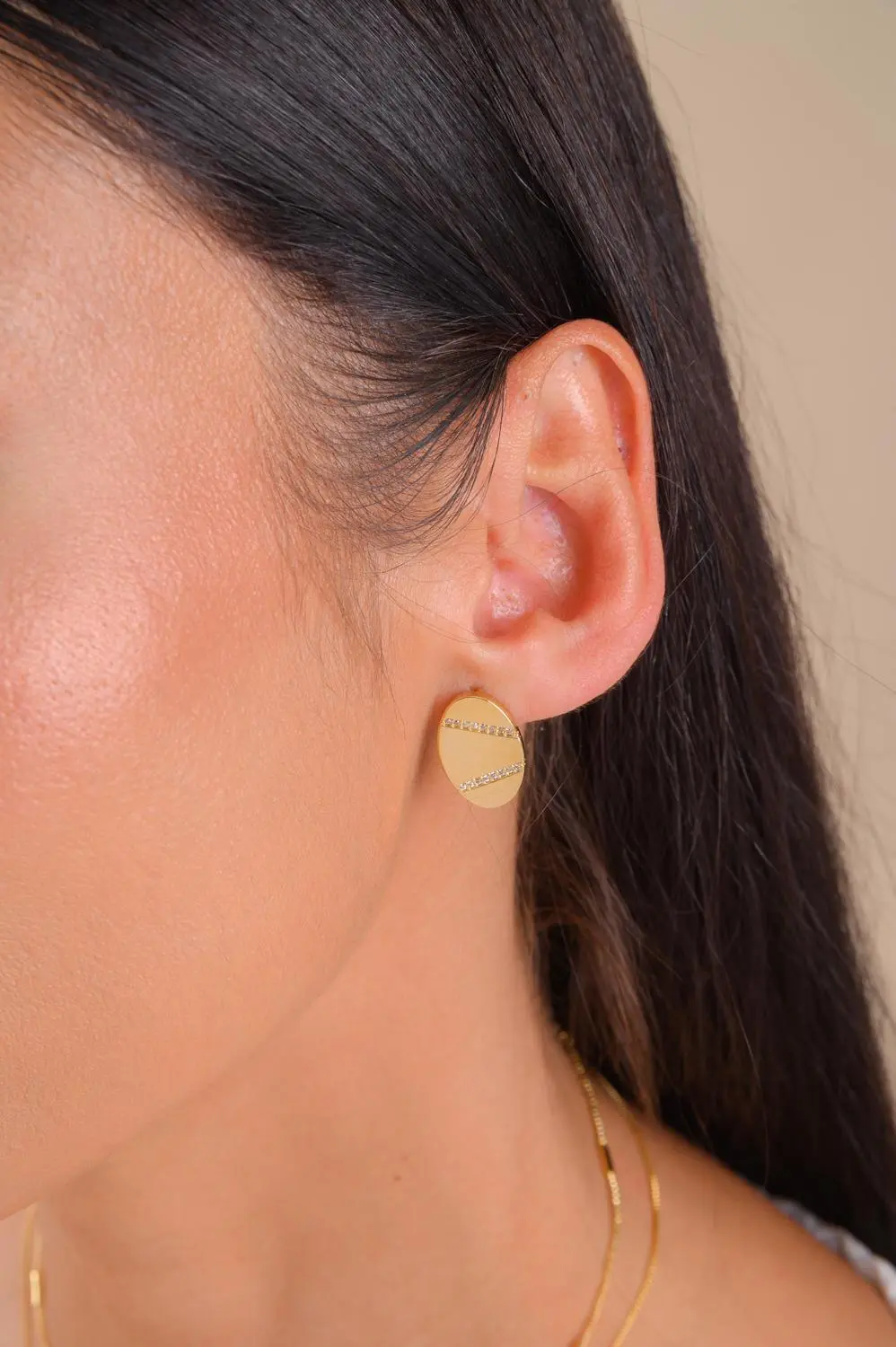 Brinco Oval de Zircônias com Banho em Ouro 18k
