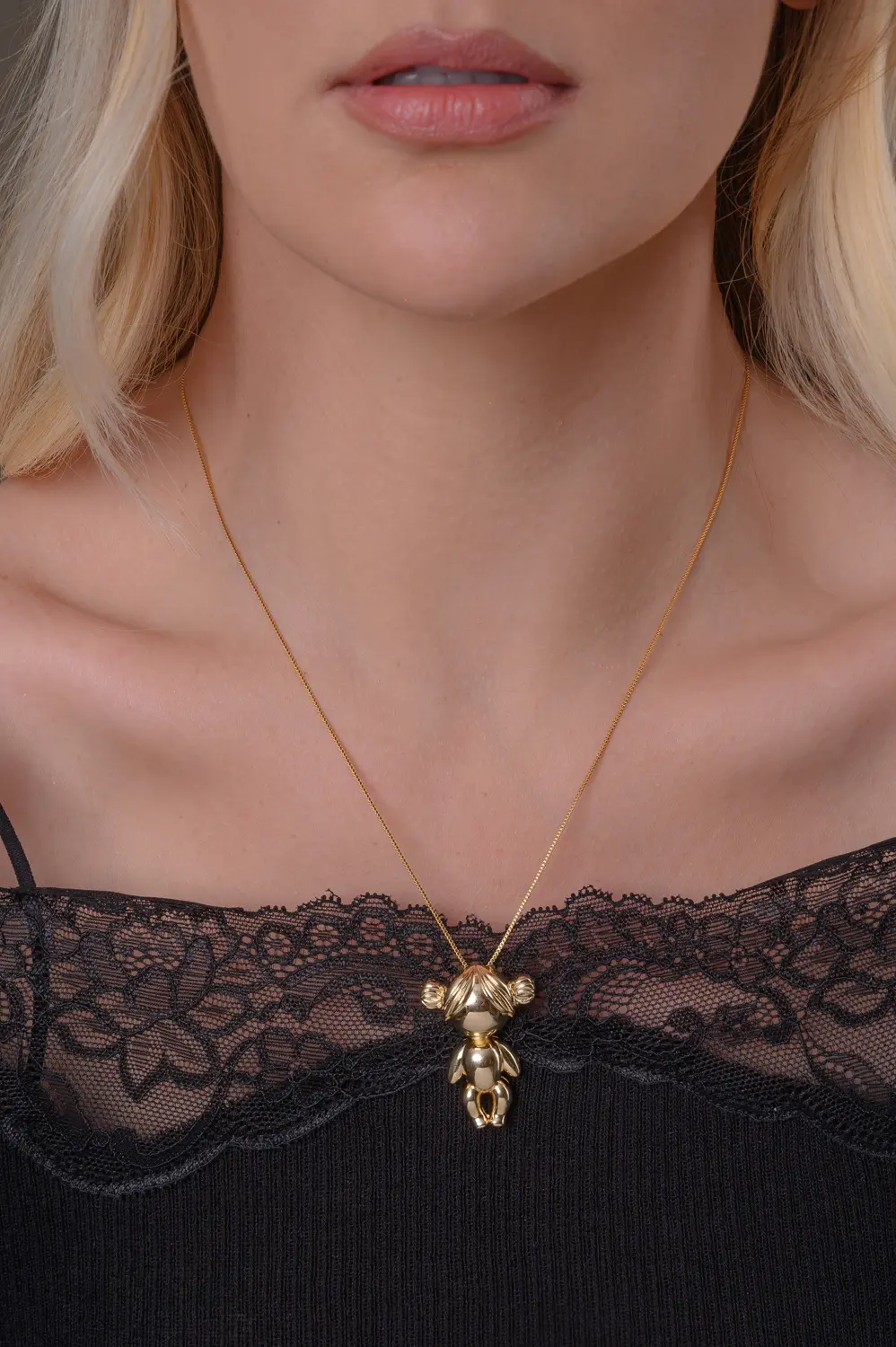 Pingente Menina com Corrente Veneziana com Banho em Ouro 18k