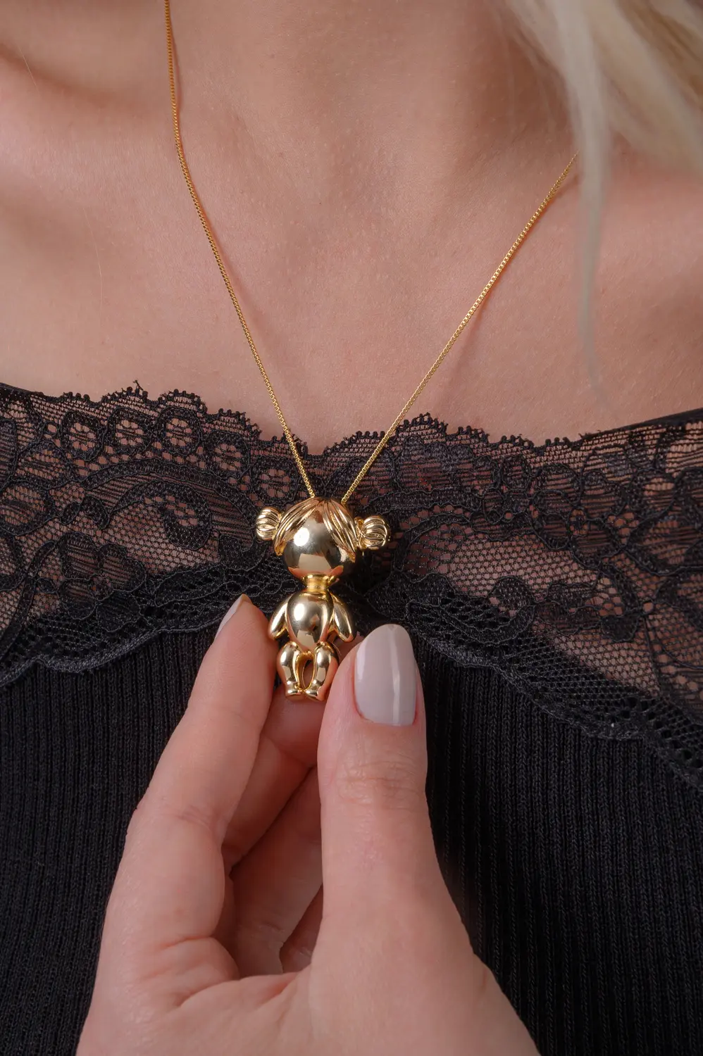 Pingente Menina com Corrente Veneziana com Banho em Ouro 18k