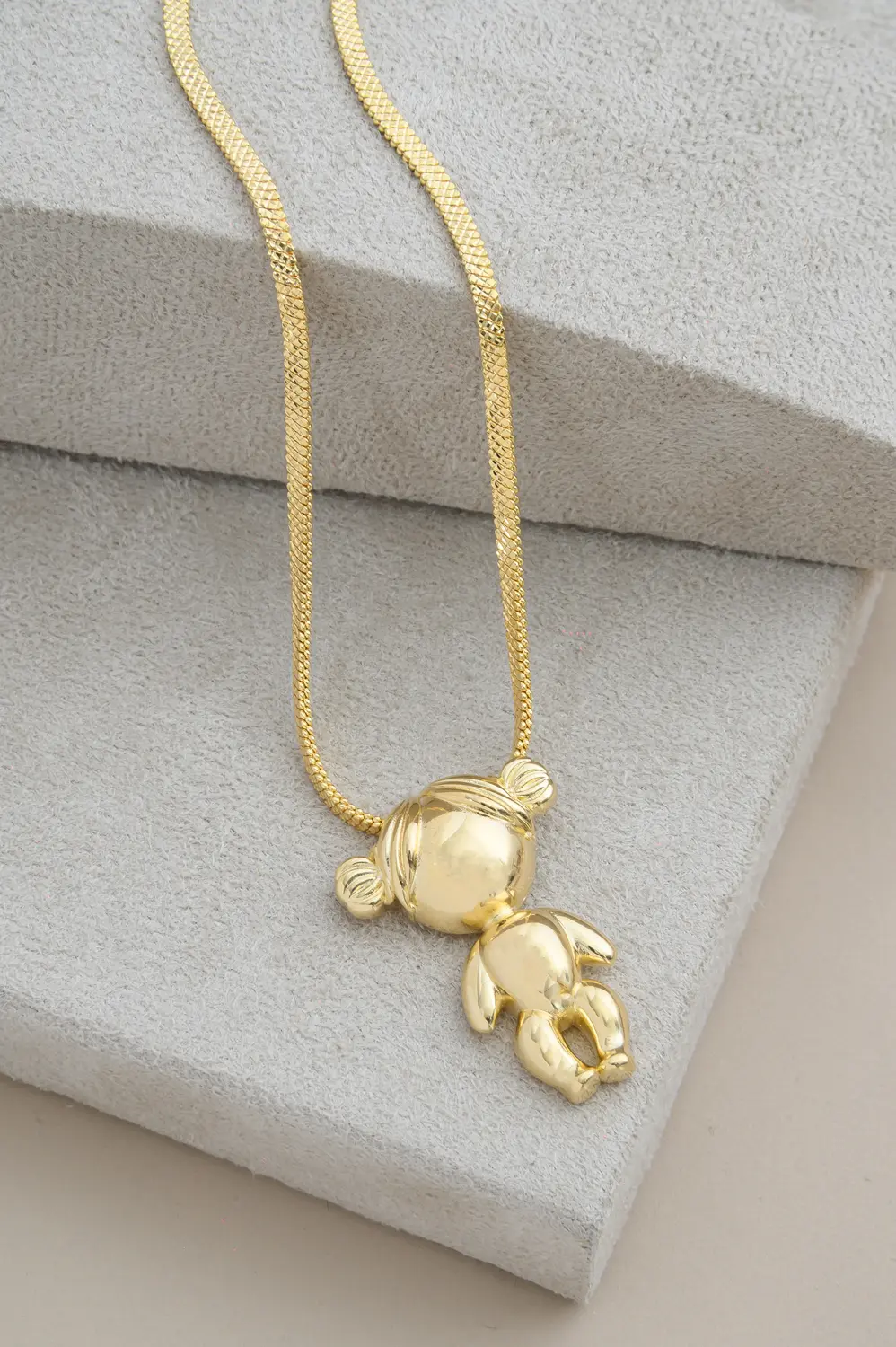 Pingente Menina com Choker Fita Desenhada com Banho em Ouro 18k