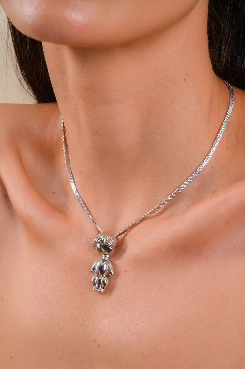 Pingente Menino com Choker Fita Desenhada com Banho em Ródio Branco