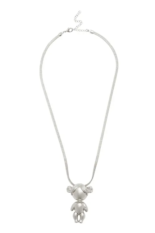 Pingente Menina com Choker Fita Desenhada com Banho em Ródio Branco