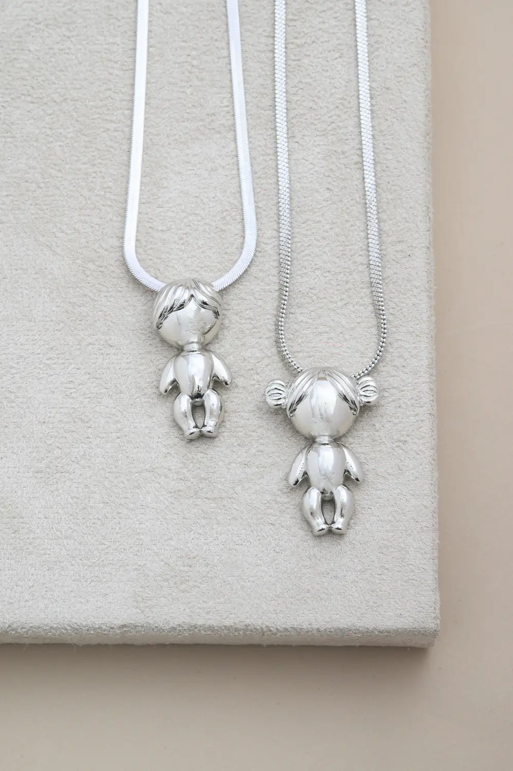 Pingente Menina com Choker Fita Desenhada com Banho em Ródio Branco