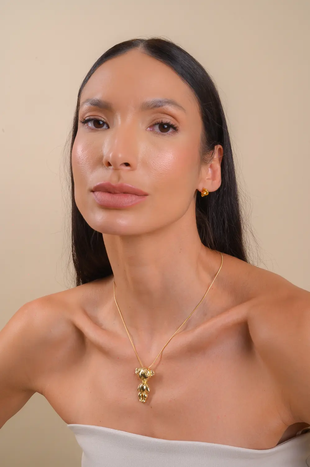 Pingente Menina com Colar Rabo de Rato |  Banho em Ouro 18k