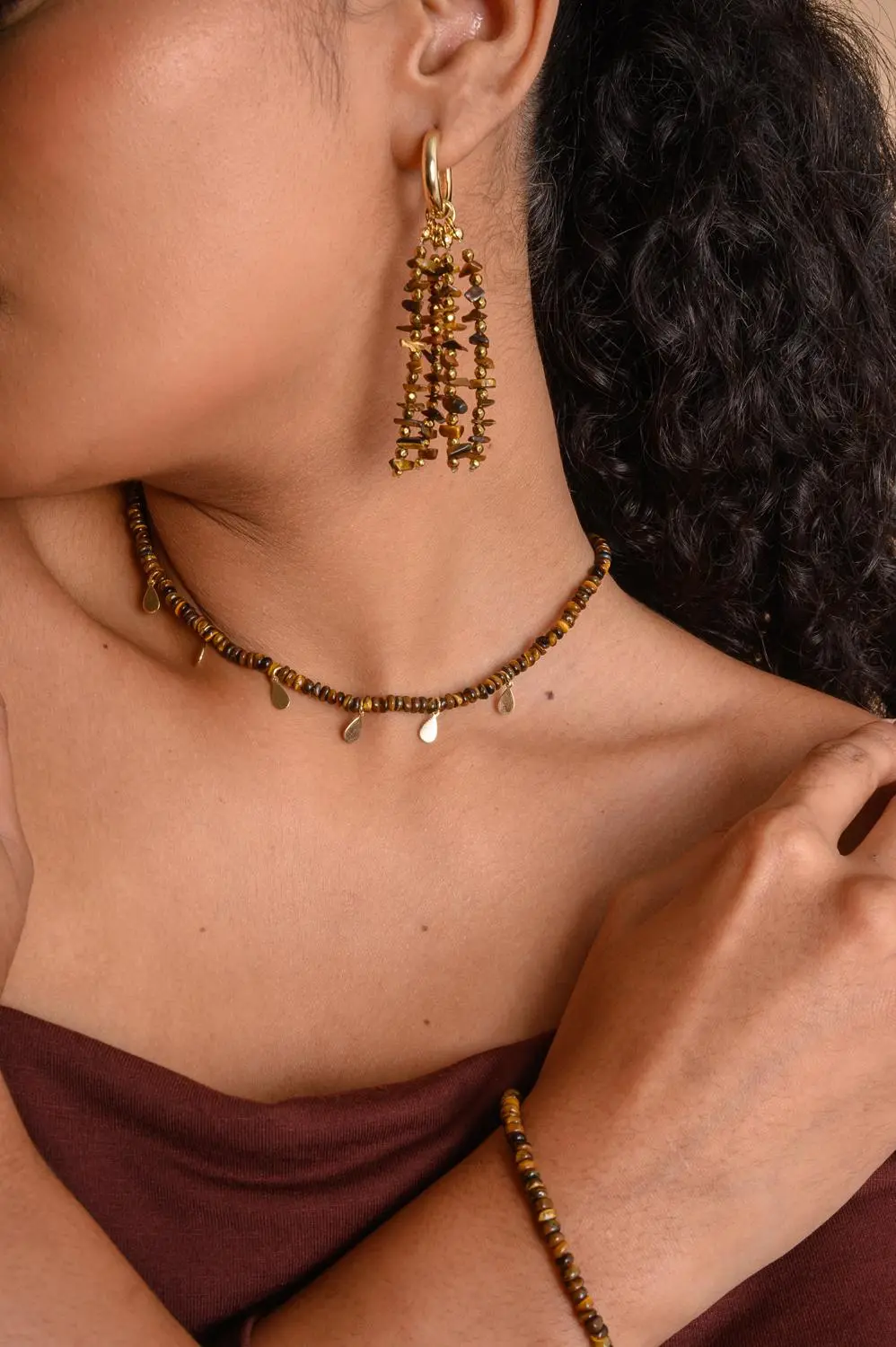 Colar Cristais Olho de Tigre e Medalhinhas com Banho em Ouro 18k