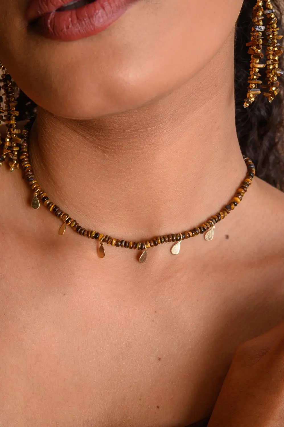 Colar Cristais Olho de Tigre e Medalhinhas com Banho em Ouro 18k