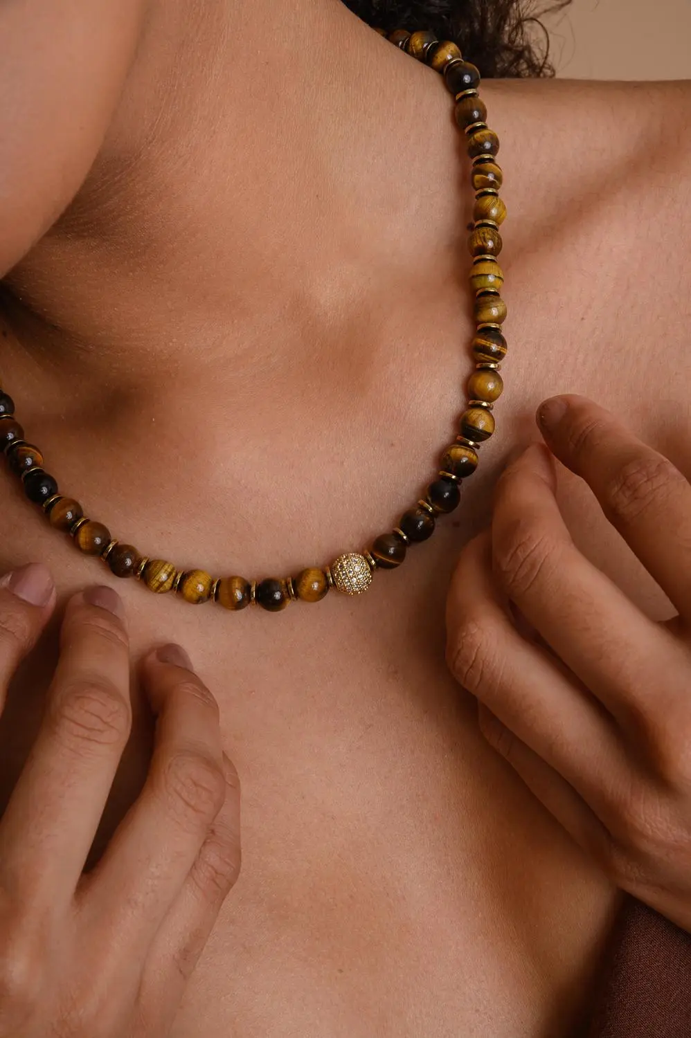 Colar Esferas Olho de Tigre com Detalhes em Banho em Ouro 18k