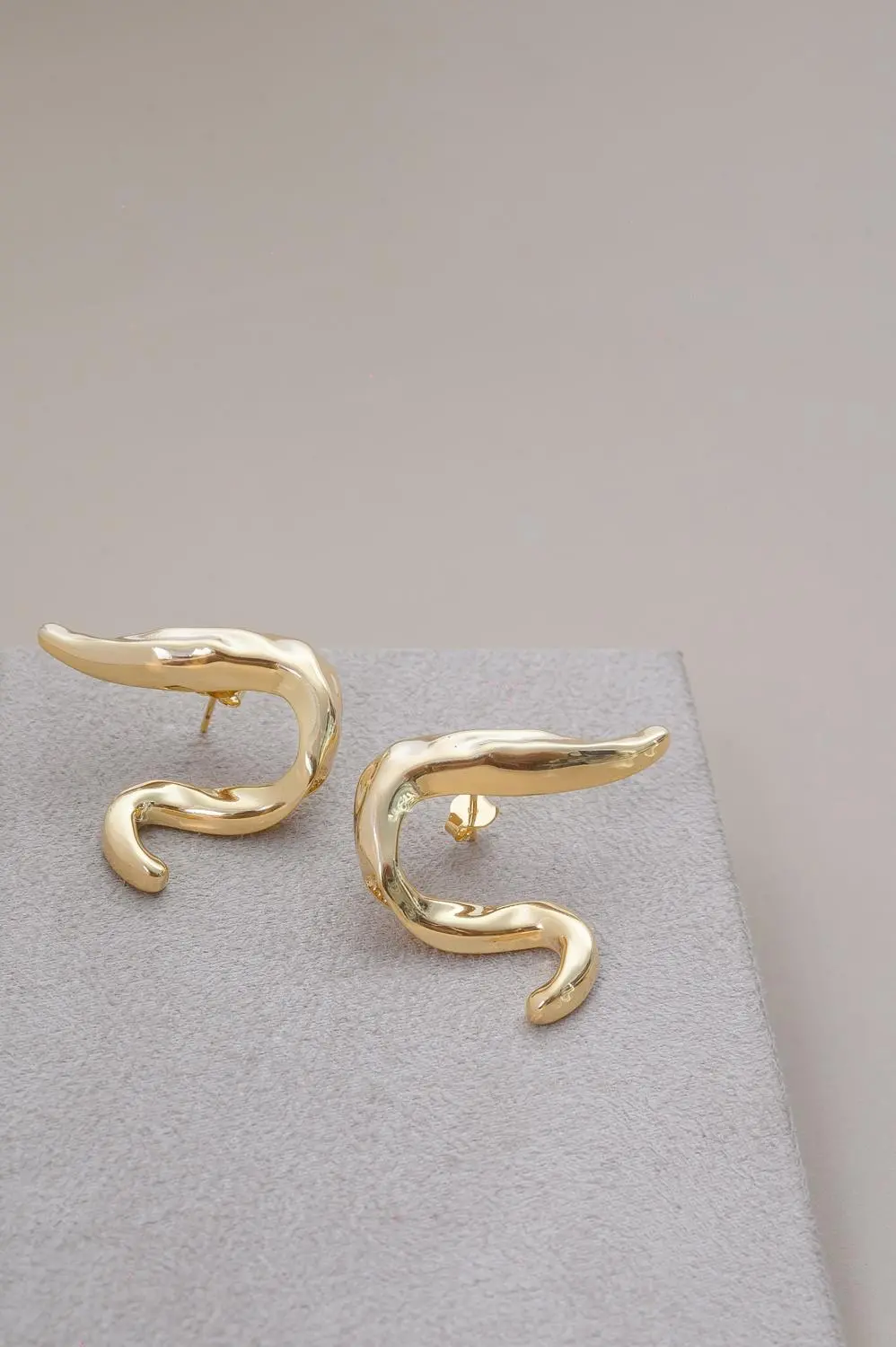 Brinco Comunike Orgânico com Banho em Ouro 18k