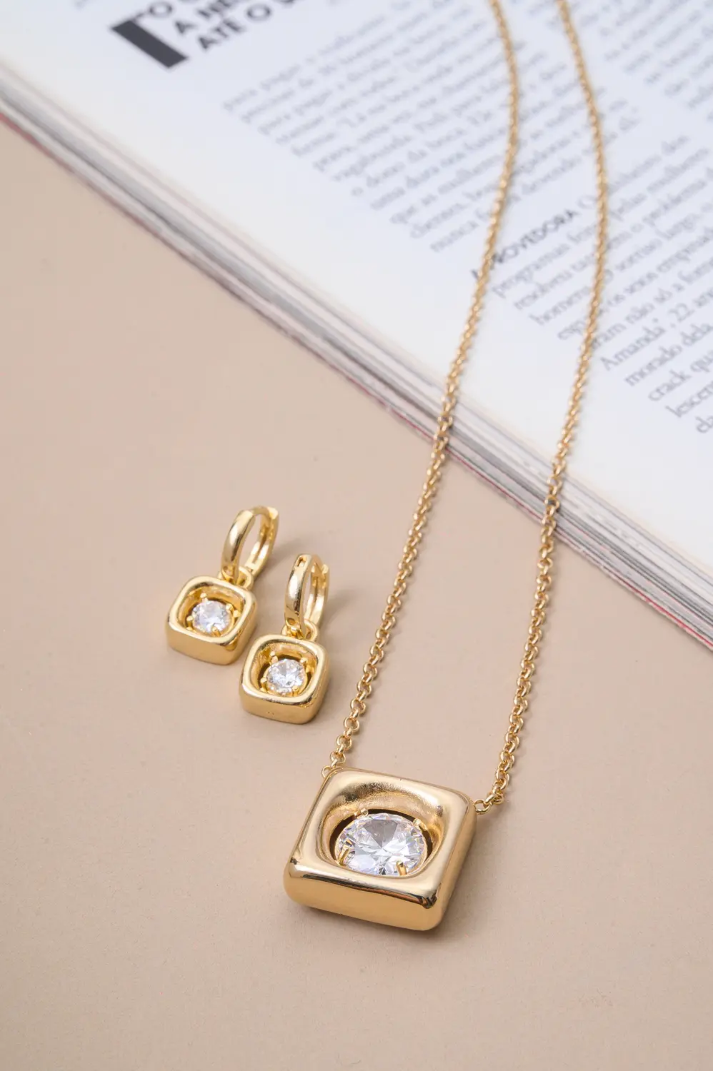Colar Quadrado Conecta com Banho em Ouro 18k