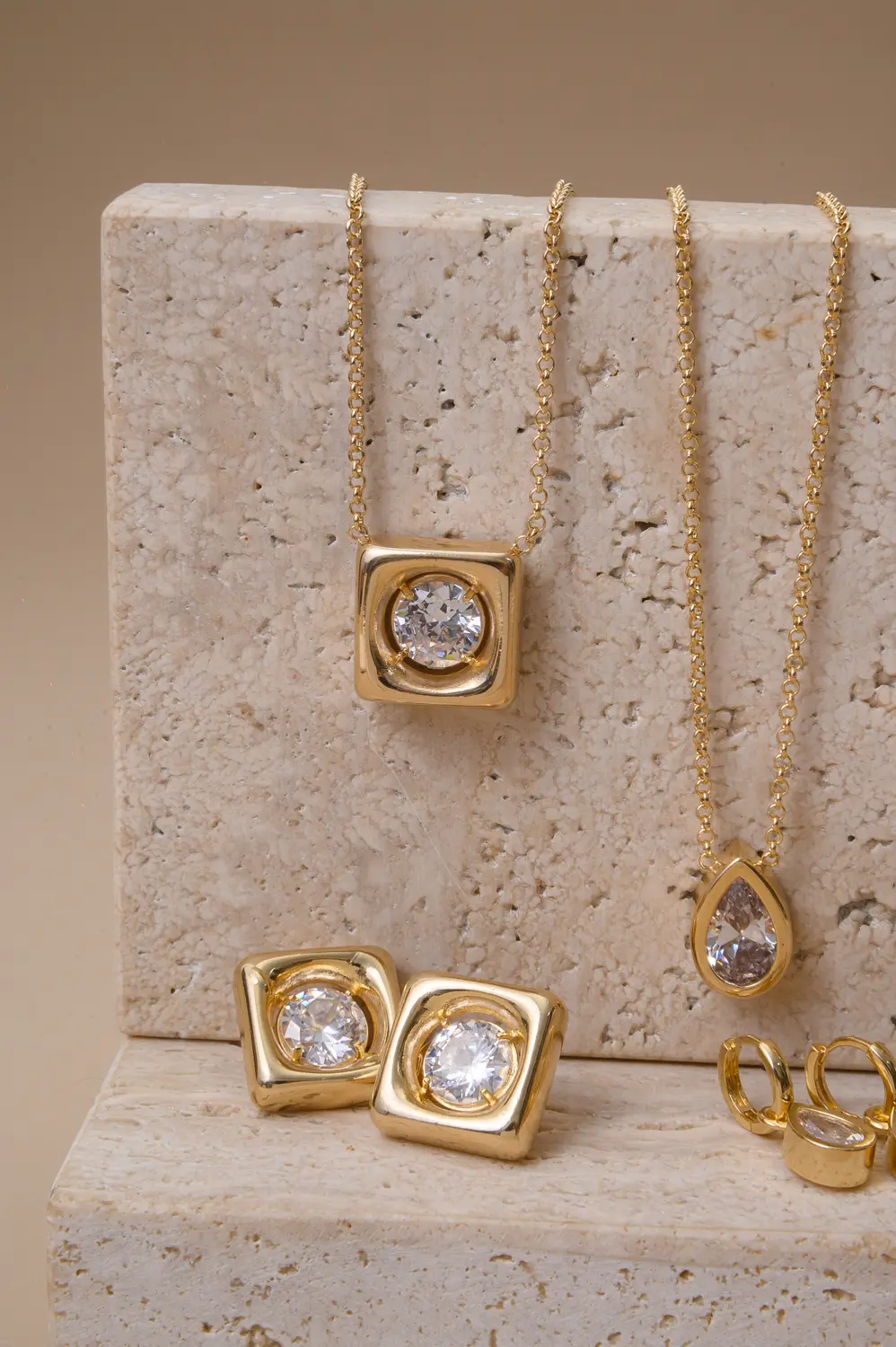 Colar Quadrado Conecta com Banho em Ouro 18k
