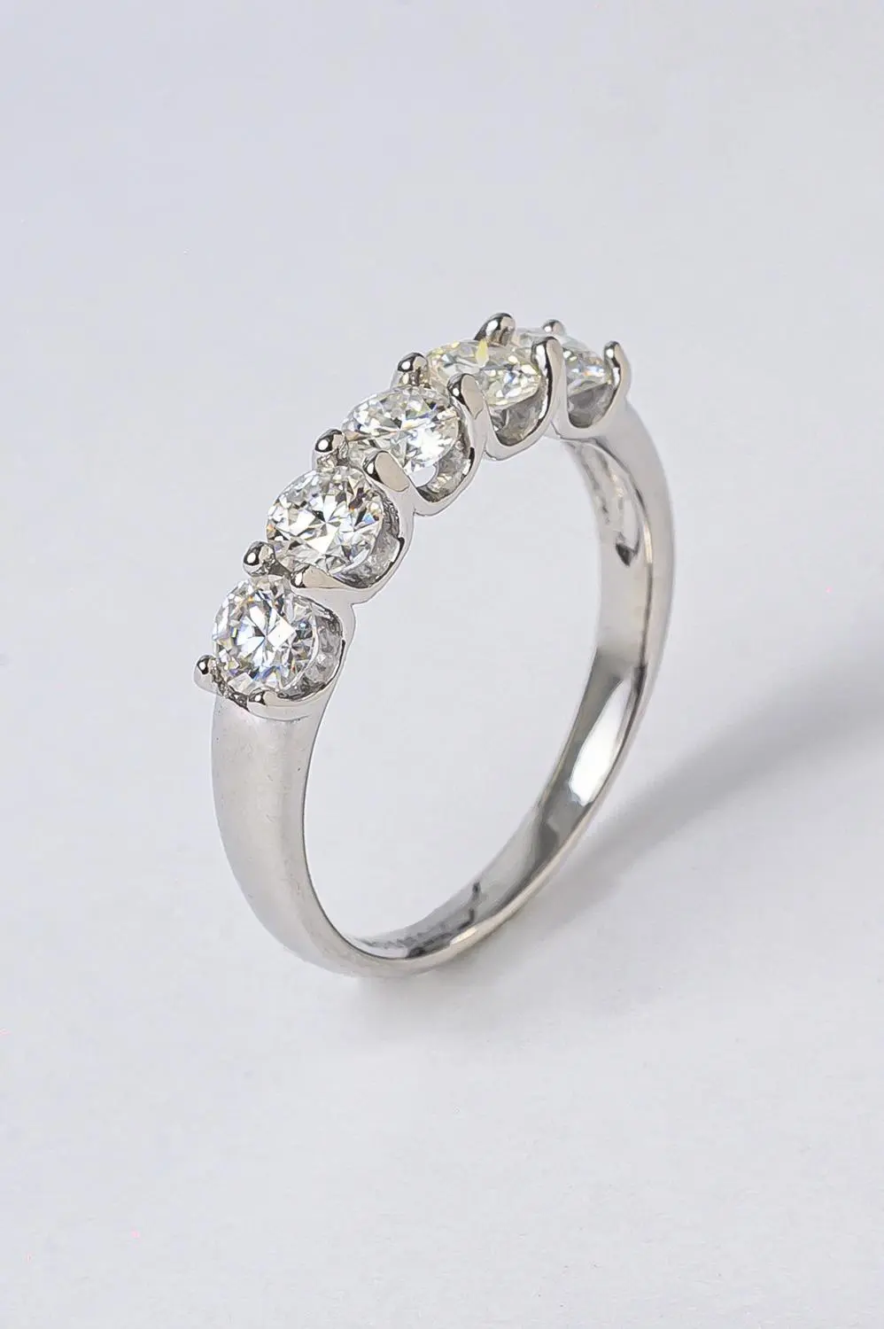 Anel Meia Aliança Moissanite 4mm - 0,3 ct em Prata 925 Banhado em Ródio Branco