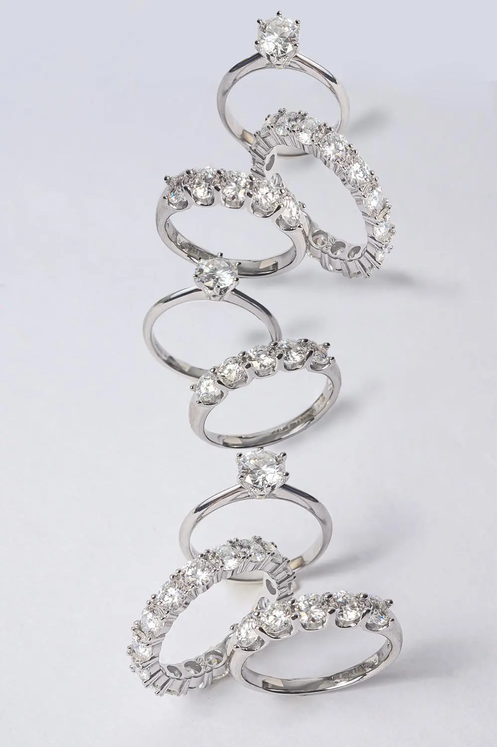 Anel Meia Aliança Moissanite 4mm - 0,3 ct em Prata 925 Banhado em Ródio Branco