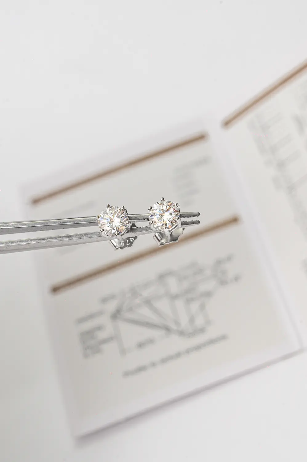 Brinco Ponto de Luz Moissanite 4mm - 0,3 CT em Prata 925 Banhado em Ródio Branco
