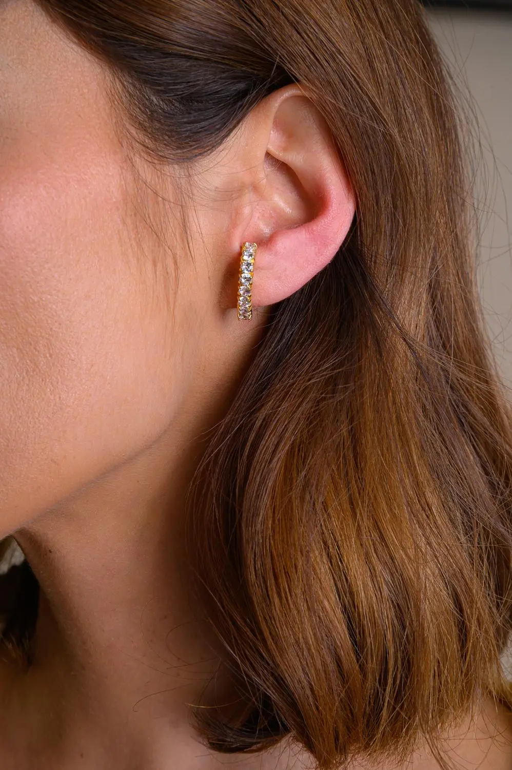 Brinco Ear Hook Todo Cravejado com Banho em Ouro 18k