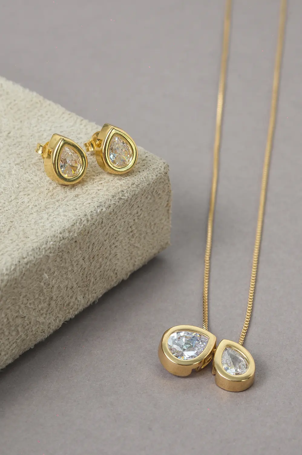 Brinco Gota Inglesa com Banho em Ouro 18k