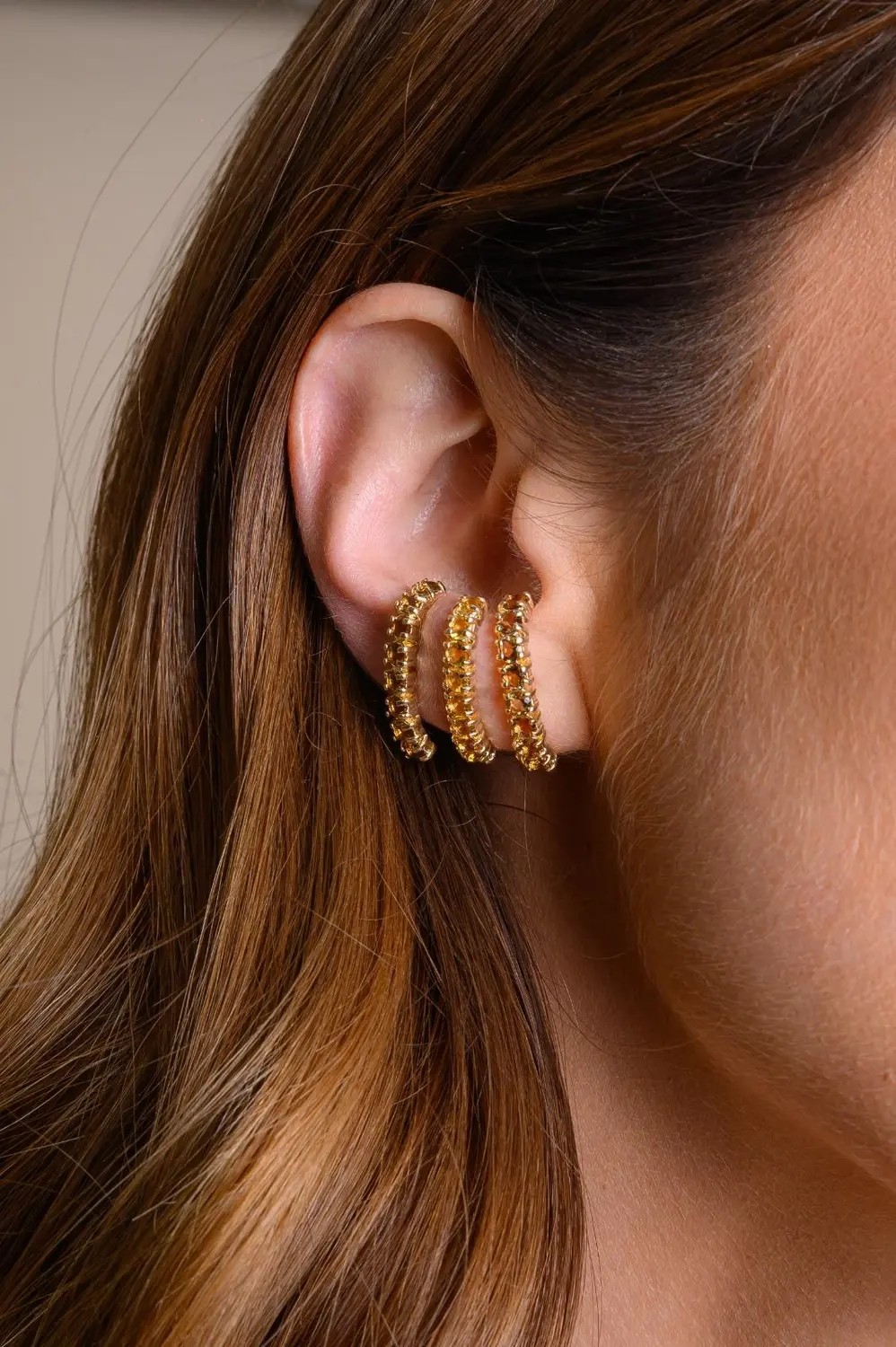 Brinco Ear Hook Todo Cravejado Marrom com Banho em Ouro 18k