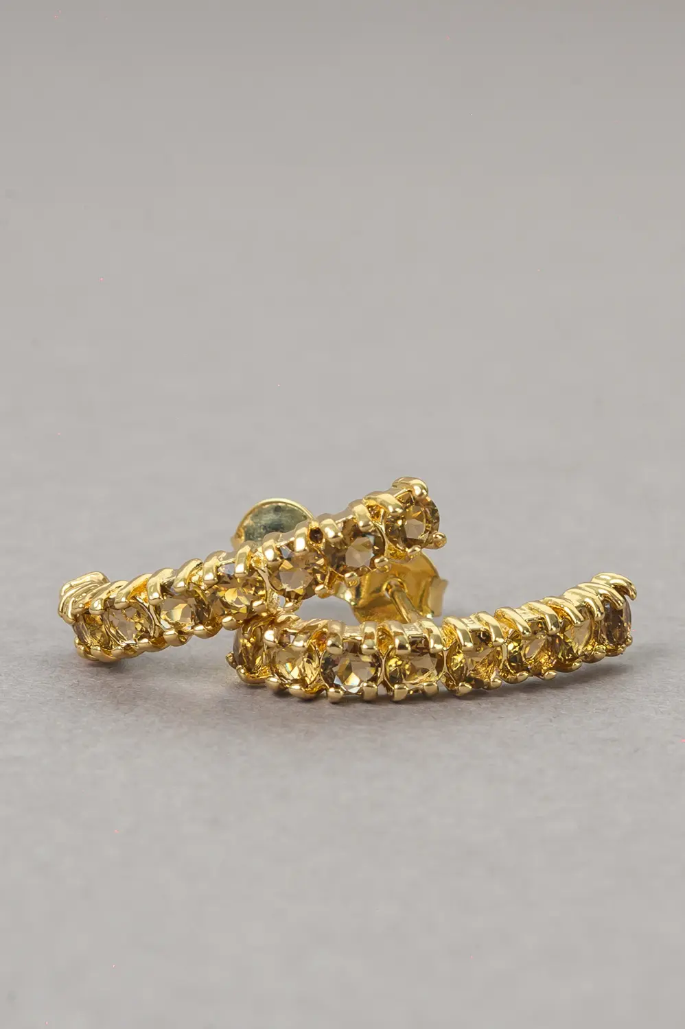 Brinco Ear Hook Todo Cravejado Marrom com Banho em Ouro 18k