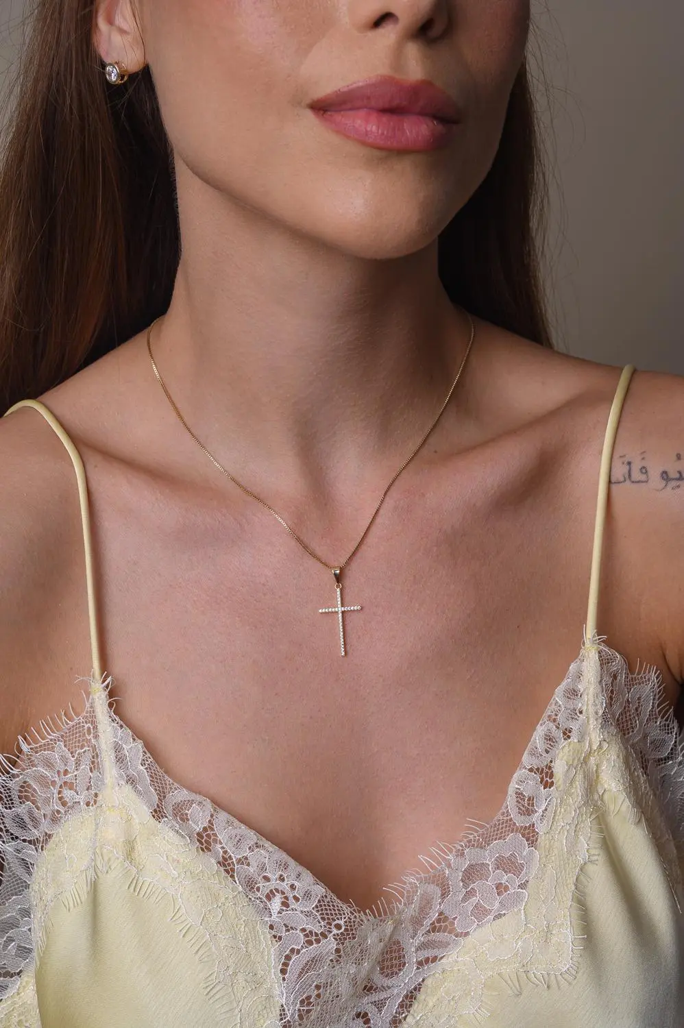Colar Cruz Cravejada com Banho em Ouro 18k