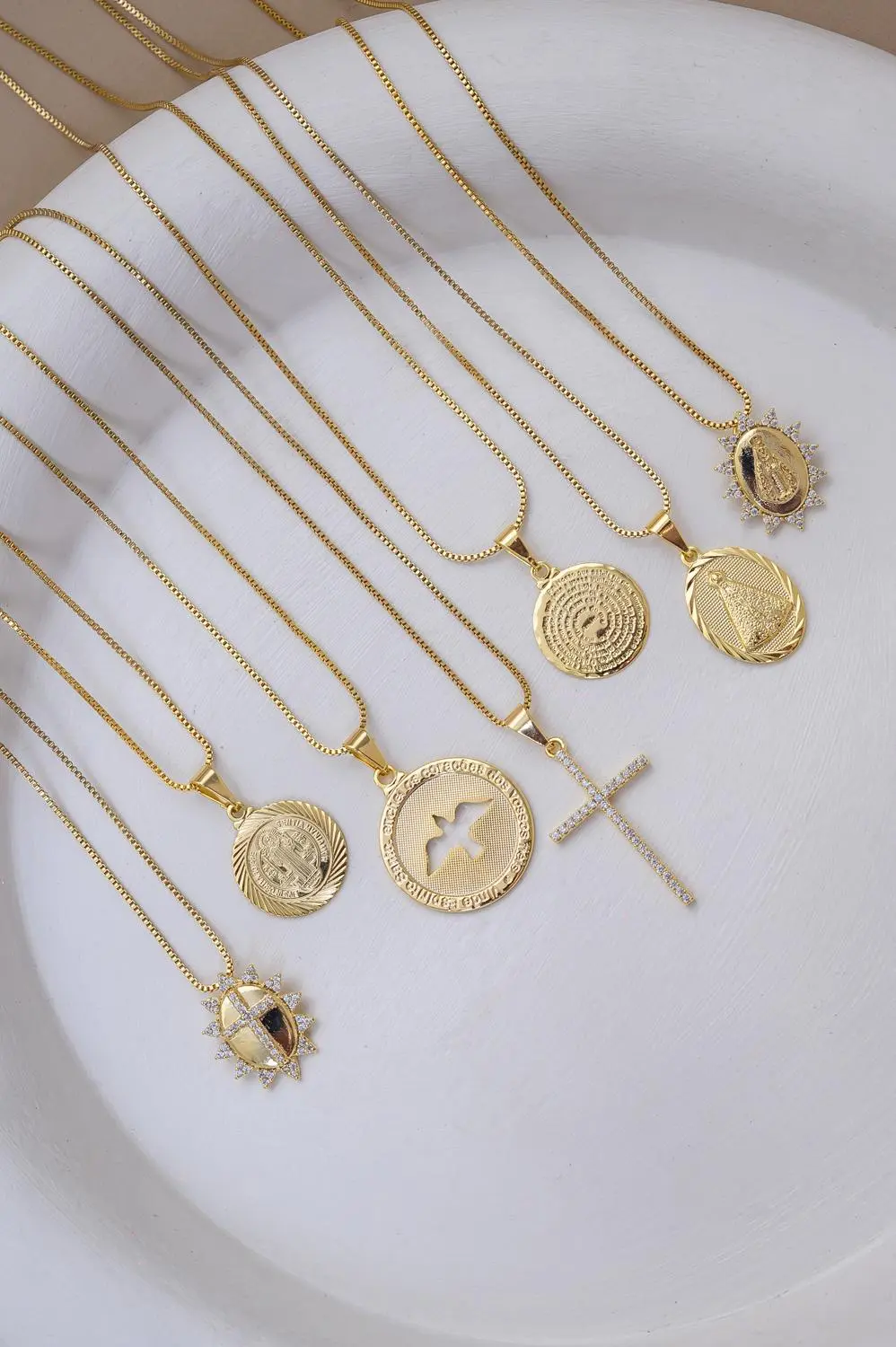 Colar Nossa Senhora Cravejada com Banho em Ouro 18k