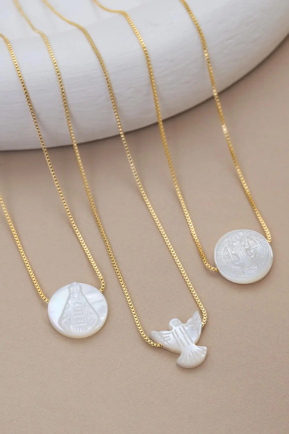 Colar Espírito Santo Madrepérola com Banho em Ouro 18k