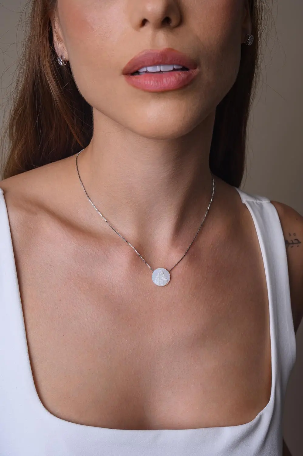 Colar Nossa Senhora Madrepérola com Banho em Ródio Branco