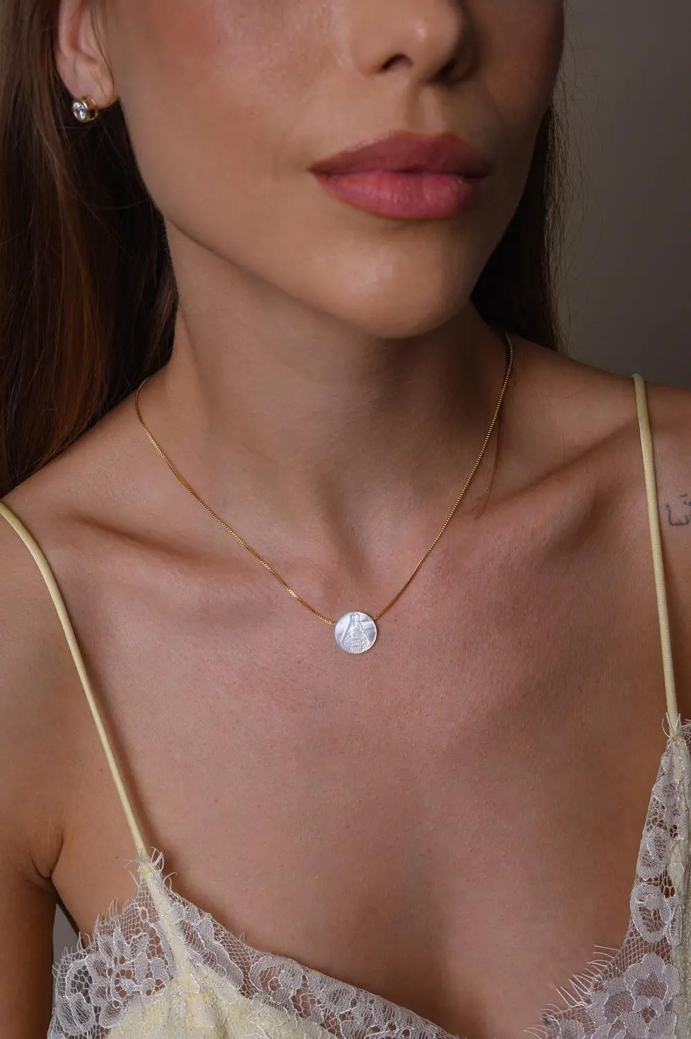 Colar Nossa Senhora Madrepérola com Banho em Ouro 18k