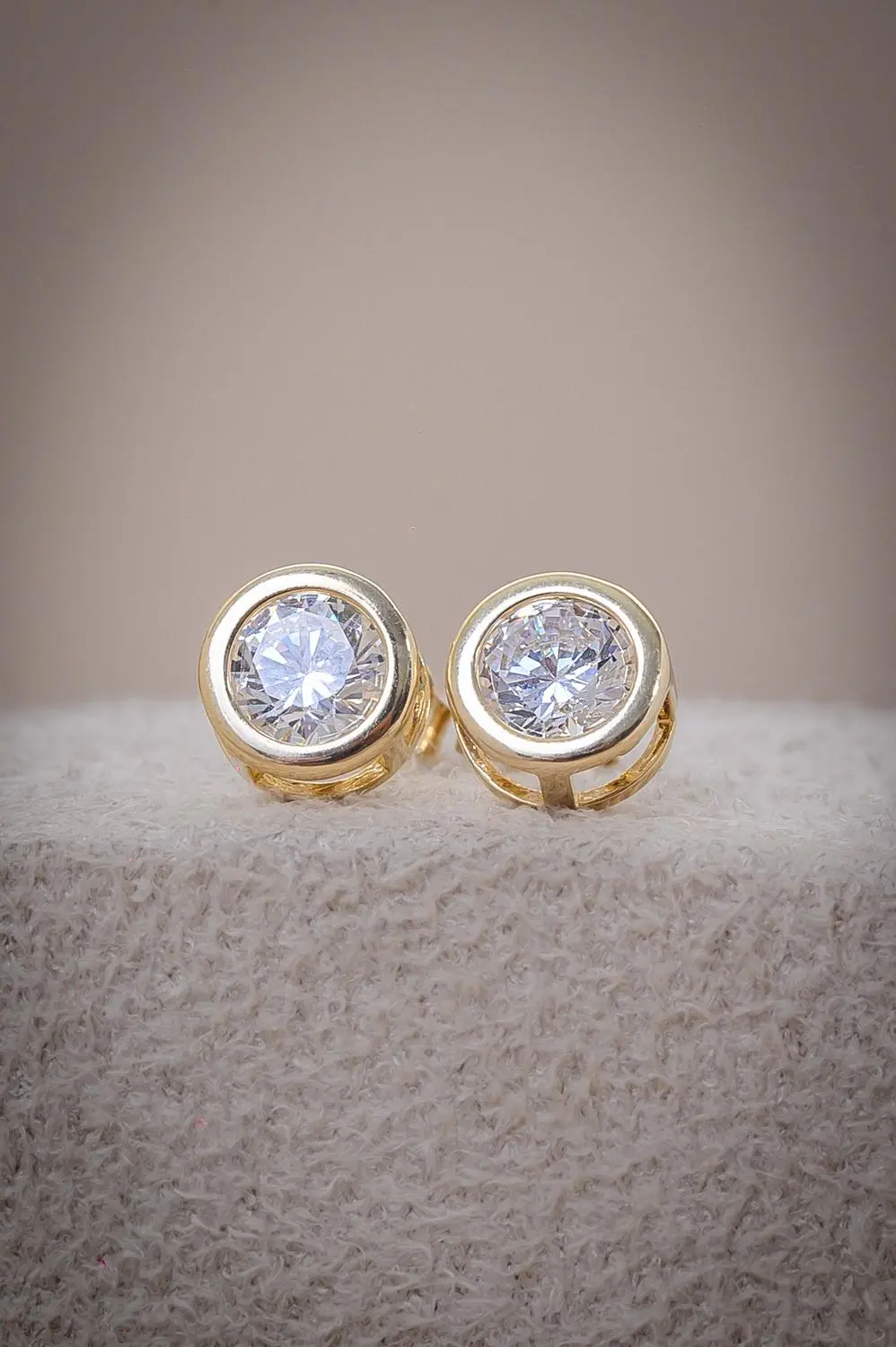 Brinco Ponto de Luz Inglesa com Banho em Ouro 18k