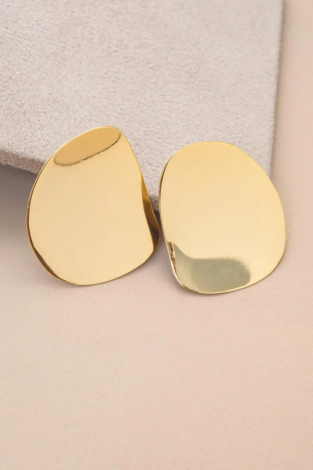 Brinco Leve Liso com Banho em Ouro 18k