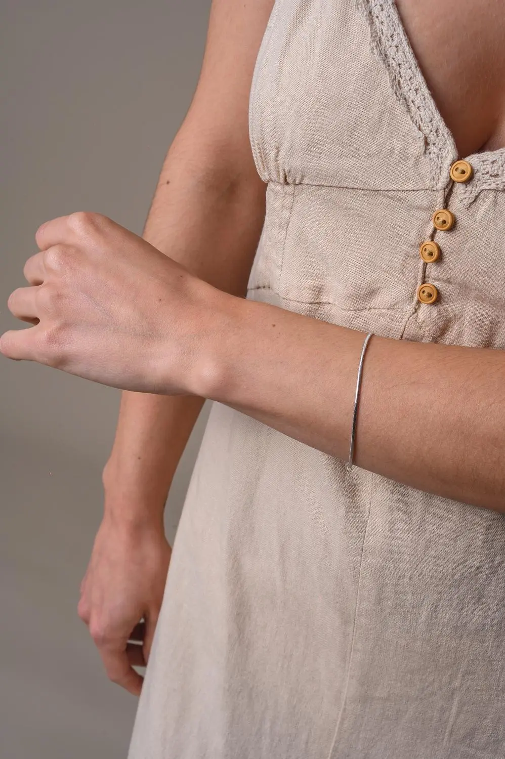 Pulseira Fitinha Achatada com Banho em Ródio Branco